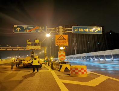 三门峡郑州市北三环彩虹桥交通标志牌安装现场